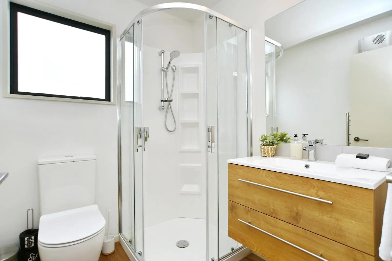 Broadbent Townhouse - Christchurch Holiday Homes