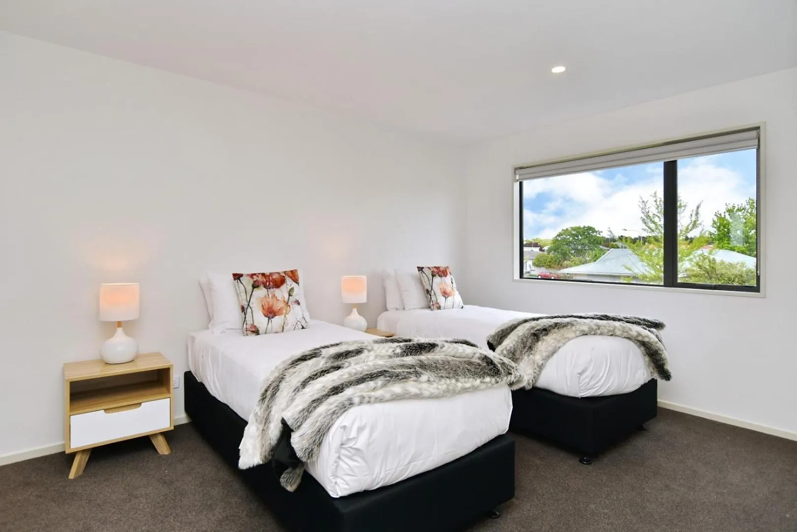 Broadbent Townhouse - Christchurch Holiday Homes New Zealand