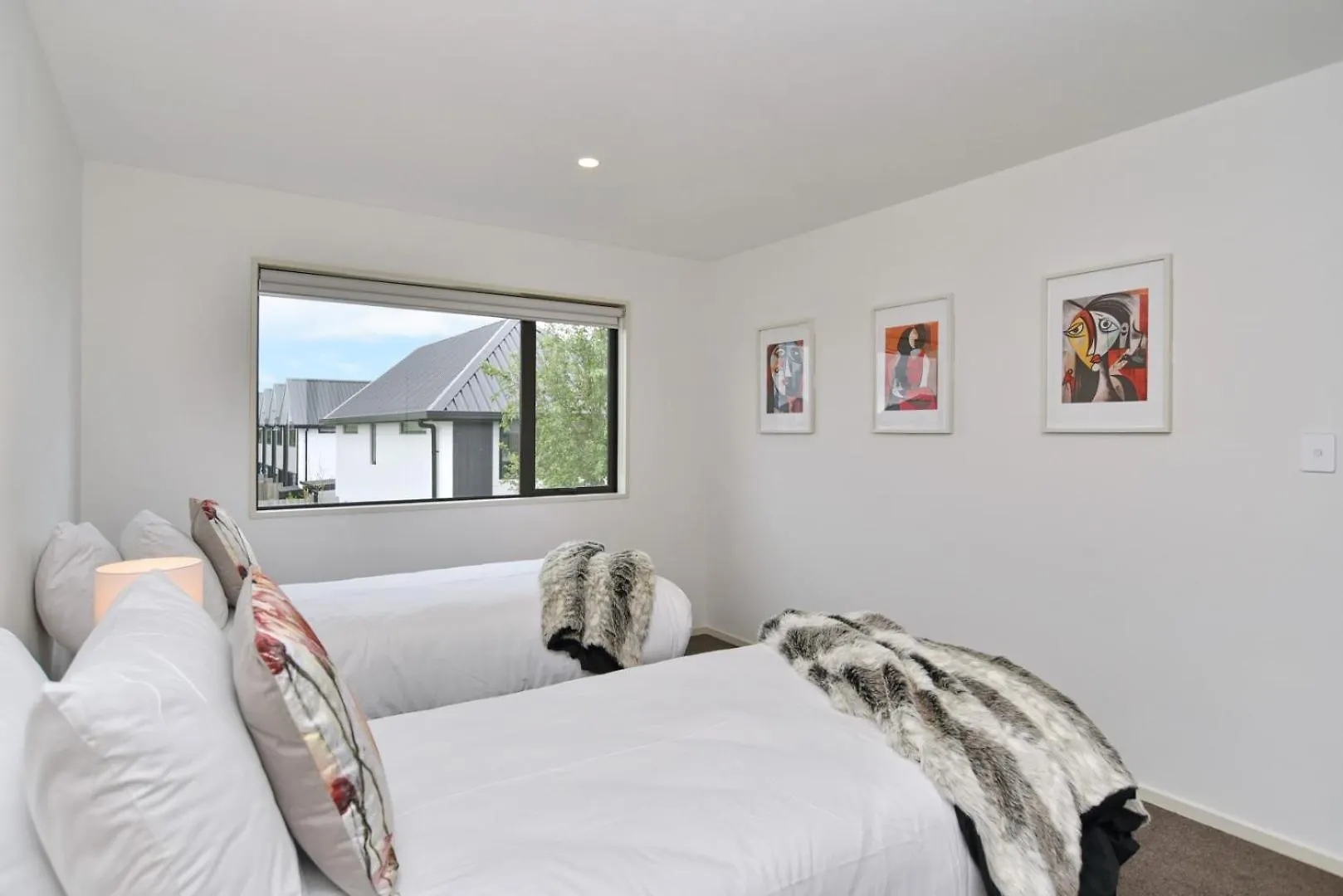 Broadbent Townhouse - Christchurch Holiday Homes New Zealand